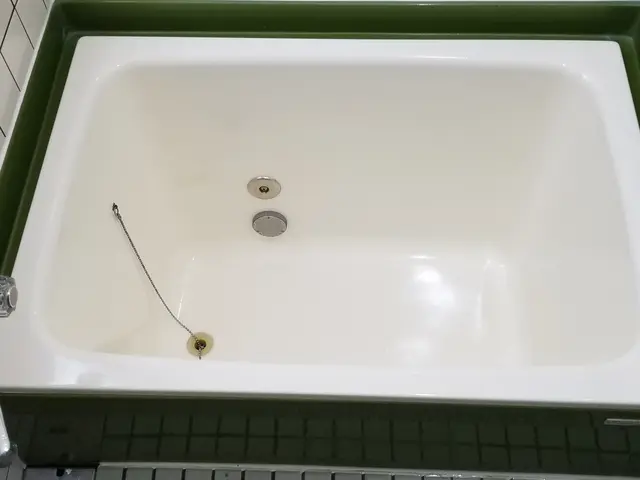 落ちない汚れやヒビ、割れに浴槽塗装サービスの画像