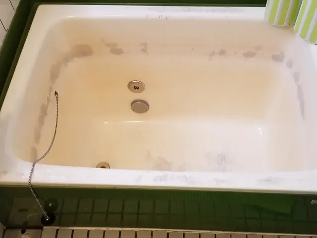 落ちない汚れやヒビ、割れに浴槽塗装サービスの画像