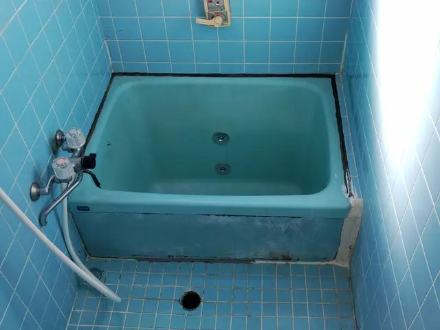 落ちない汚れやヒビ、割れに浴槽塗装サービスの画像