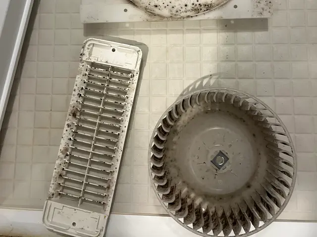 水垢、カビ、浴室換気扇、床汚れ、排水口、鏡ウロコ取り、エプロン､風呂釜薬剤洗浄サービスの画像