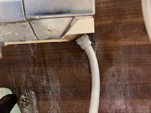 水垢、カビ、浴室換気扇、床汚れ、排水口、鏡ウロコ取り、エプロン､風呂釜薬剤洗浄サービスの画像