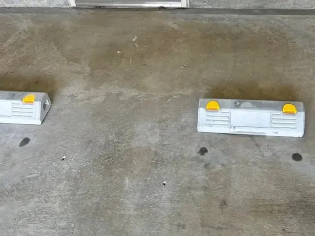 車止めブロックの設置承ります。安心のアンカー打ち込み固定。お洒落な持込も対応可能サービスの画像