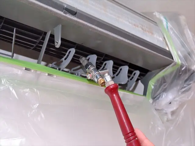 エアコン 月450件の実績！市販のクリーニング専用キットでは落とせない本格洗浄。サービスの画像