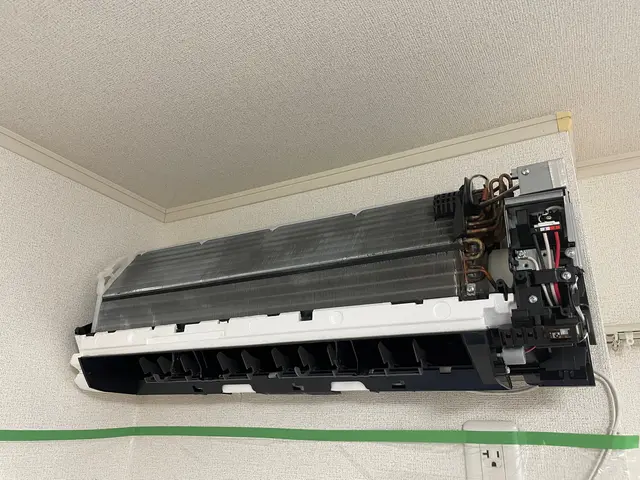 ☆エアコン分解洗浄☆　プロの技術でスッキリ！お掃除します。サービスの画像