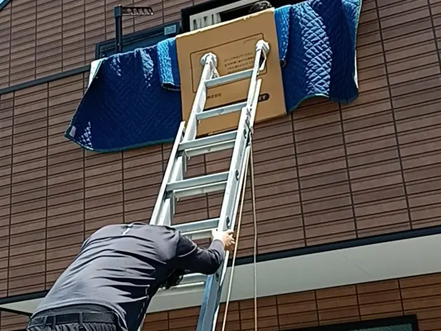 ㈲菊地家電におまかせ！大型家電家具の人力宙吊り！サービスの画像