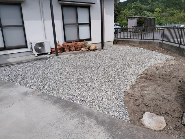 【防犯対策】毎年の草むしり・草刈りでお悩みの方！1回の施工で10年解放されます！サービスの画像