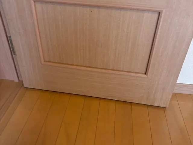 木製ドアやアルミサッシのキズ、へこみ、陥没穴を修復します。取手の塗装も出来ます。サービスの画像