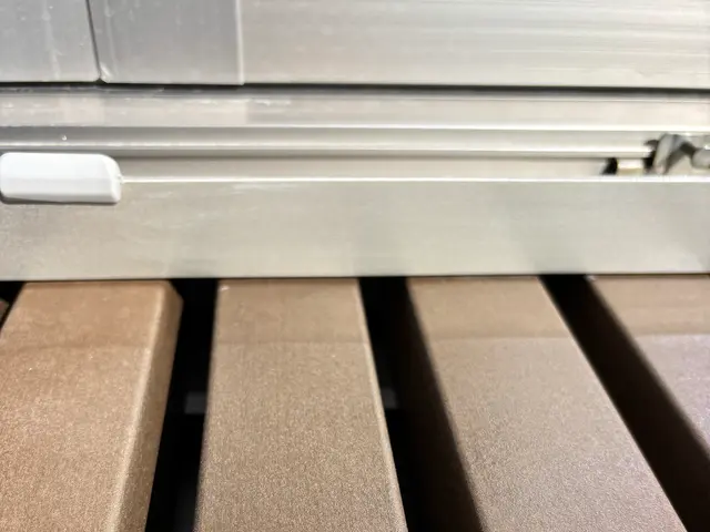 木製ドアやアルミサッシのキズ、へこみ、陥没穴を修復します。取手の塗装も出来ます。サービスの画像