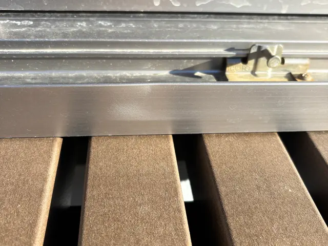 木製ドアやアルミサッシのキズ、へこみ、陥没穴を修復します。取手の塗装も出来ます。サービスの画像