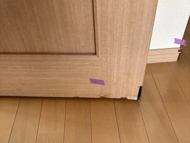 木製ドアやアルミサッシのキズ、へこみ、陥没穴を修復します。取手の塗装も出来ます。サービスの画像