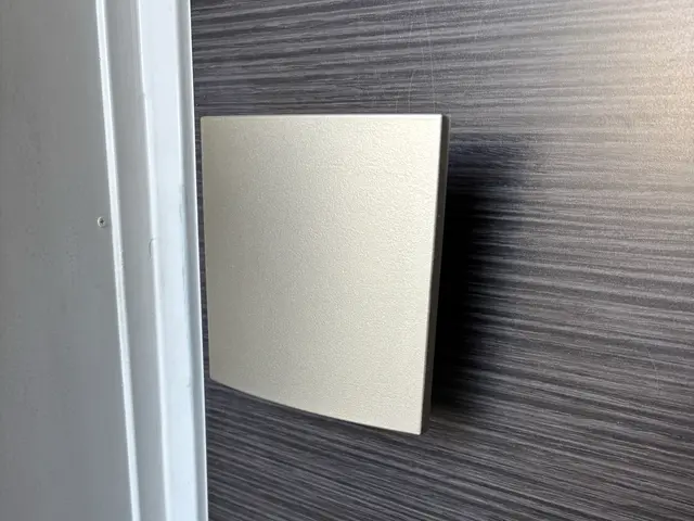 木製ドアやアルミサッシのキズ、へこみ、陥没穴を修復します。取手の塗装も出来ます。サービスの画像