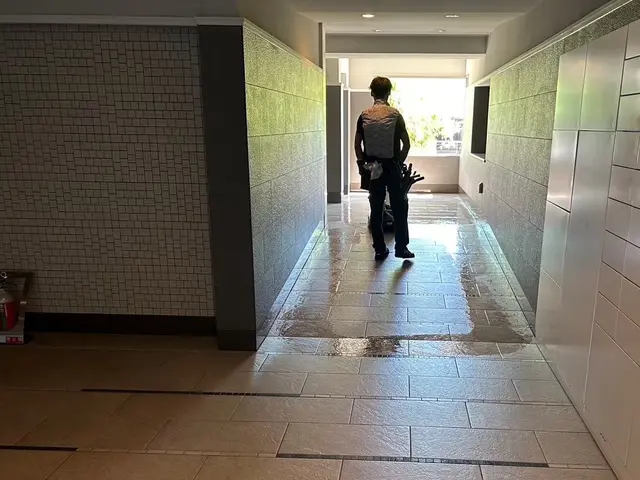 床洗浄・ワックス仕上げ｜業務用ポリッシャーで徹底洗浄サービスの画像