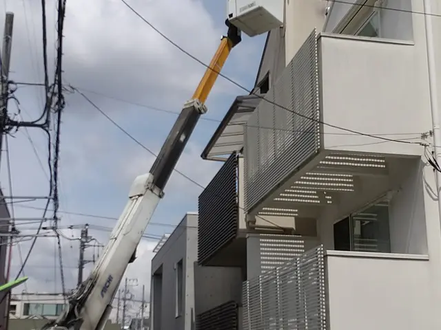 【高所作業車のあるアンテナ工事会社】3階への設置でも弊社なら対応可能サービスの画像