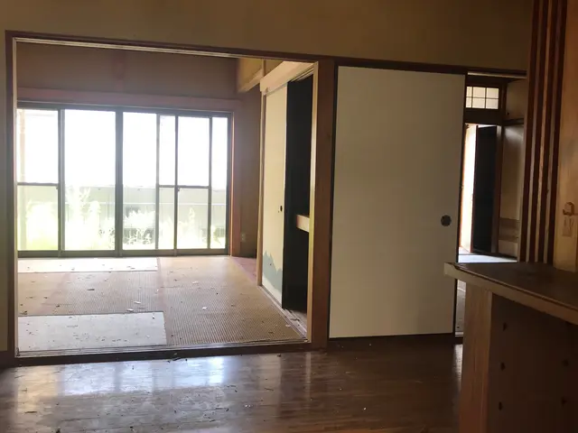 箱型2トントラックで荷台のサイズ6m3まで。お急ぎの対応も可能です。サービスの画像