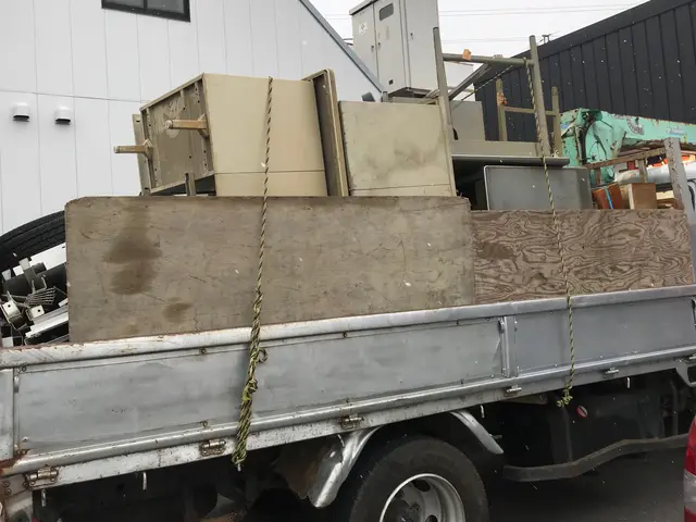 箱型2トントラックで荷台のサイズ6m3まで。お急ぎの対応も可能です。サービスの画像