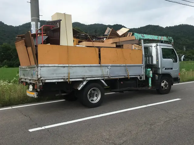 箱型2トントラックで荷台のサイズ6m3まで。お急ぎの対応も可能です。サービスの画像