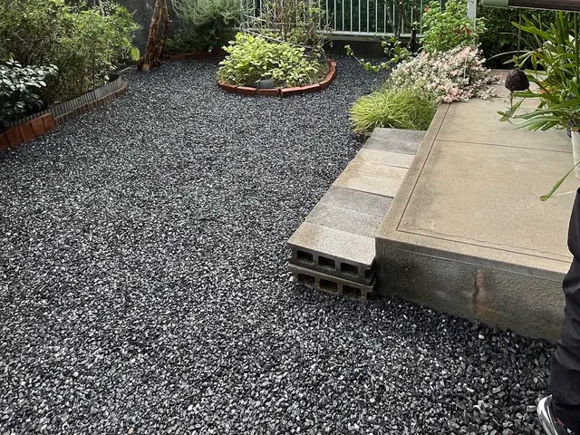 砂利敷き施工｜整地から丁寧仕上げ・防草対策も対応サービスの画像