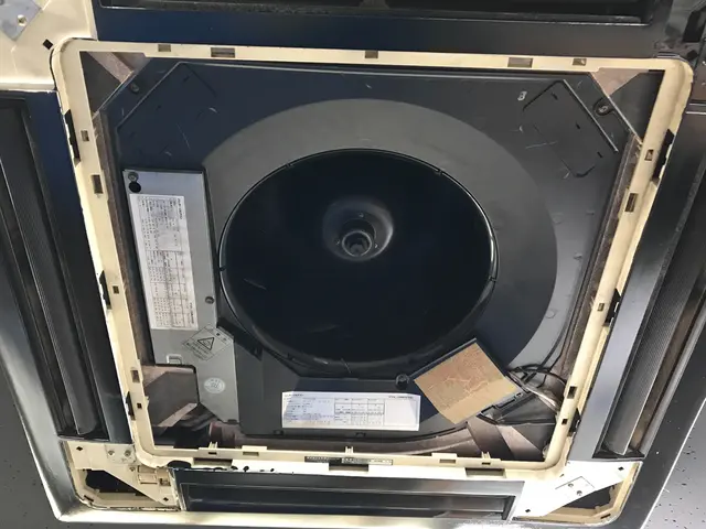 年中無休でガンバる天井埋め込みエアコン、ピカピカにして労ってあげましょう！サービスの画像