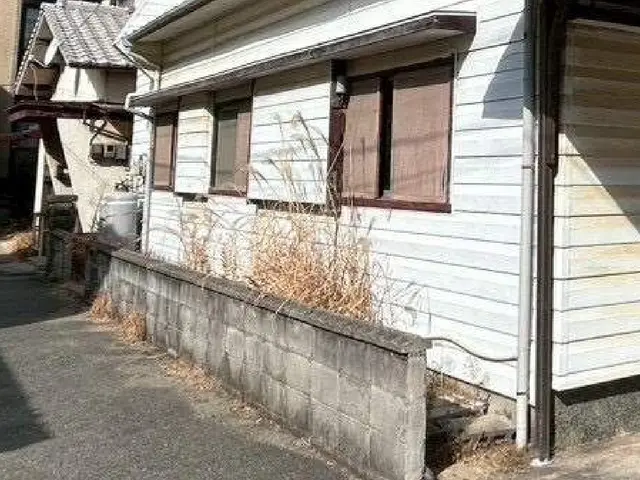 お庭・駐車場の草むしり（手作業）お任せ下さい。見た目スッキリ！ 即日相談可能！サービスの画像