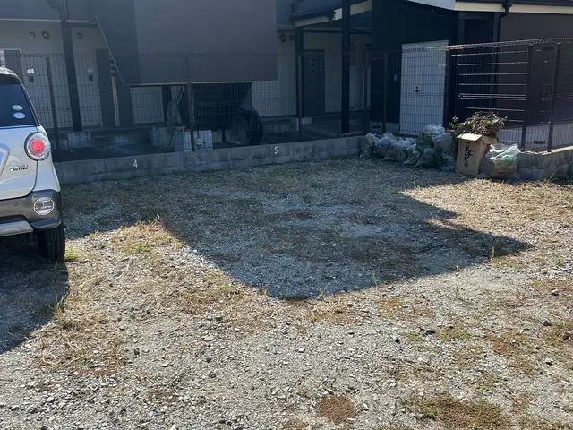 お庭、駐車場の面倒臭い草むしりは任せて下さい。今すぐスッキリさせましょう！サービスの画像