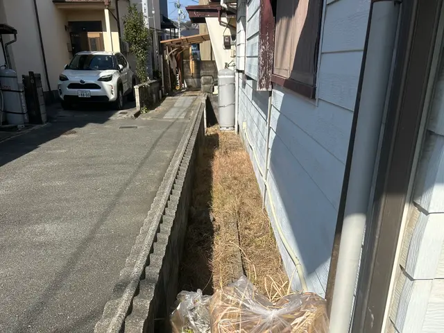 お庭・駐車場の草むしり（手作業）お任せ下さい。見た目スッキリ！ 即日相談可能！サービスの画像