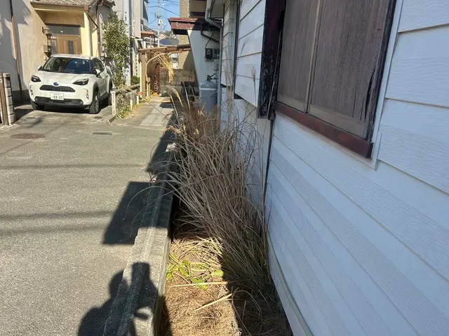 お庭・駐車場の草むしり（手作業）お任せ下さい。見た目スッキリ！ 即日相談可能！サービスの画像