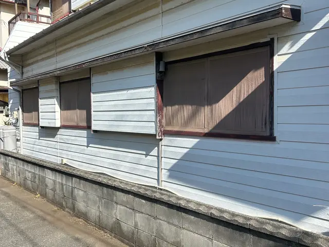 お庭・駐車場の草むしり（手作業）お任せ下さい。見た目スッキリ！ 即日相談可能！サービスの画像