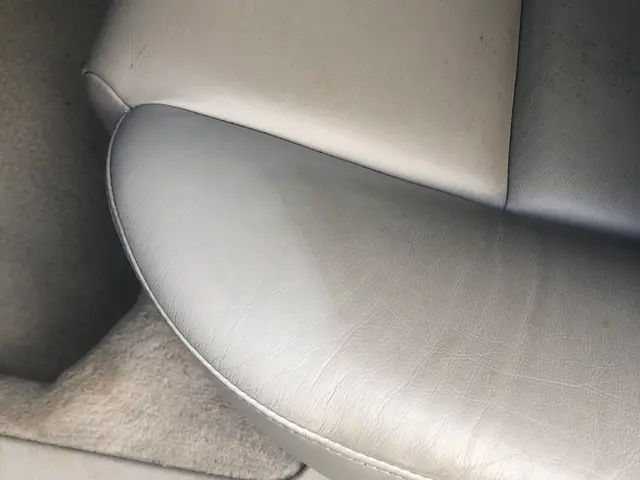 プロの車内清掃、レザーシートのクリーニングで驚く程綺麗になります！サービスの画像