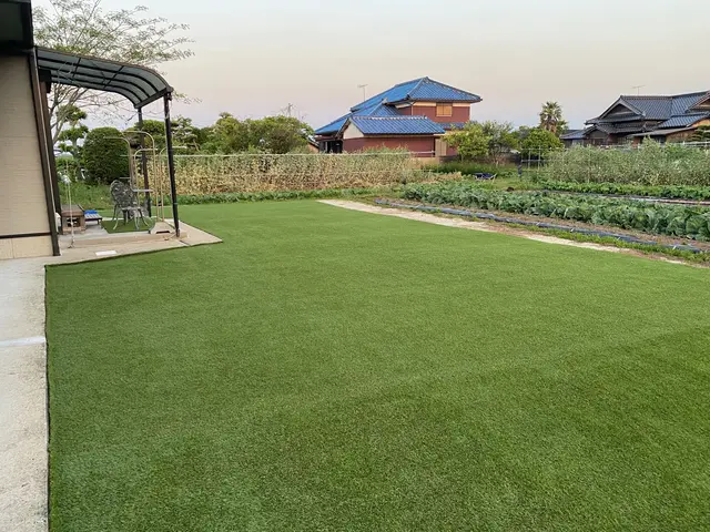 お庭にリアルな人工芝を施工致します。サービスの画像
