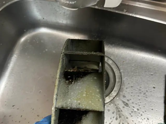 笑顔でお伺い♪頑固な油汚れもスッキリ解消！丁寧で安心の自社スタッフが対応！サービスの画像