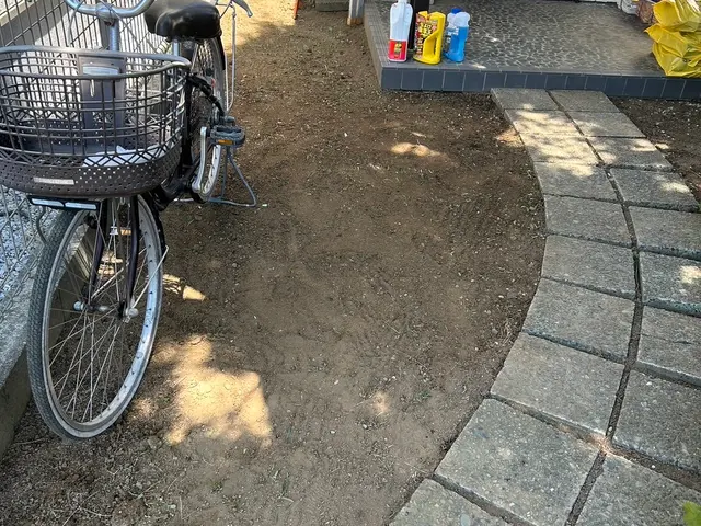 草むしり〔手作業〕お庭や玄関先、駐車場の草むしり手作業で丁寧に綺麗します‼サービスの画像