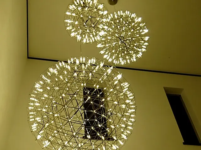 脚立を用いた高所作業承ります！サービスの画像