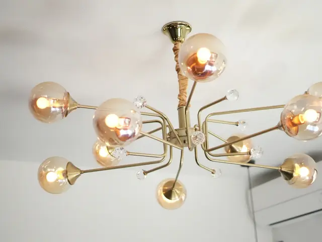 脚立を用いた高所作業承ります！サービスの画像