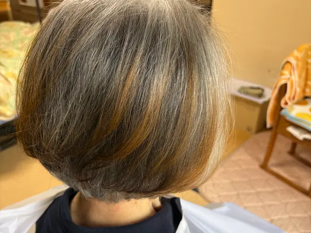 ご自宅で、サロンと同じ丁寧な接客・技術でカット・パーマ・カラーなど…即対応！サービスの画像