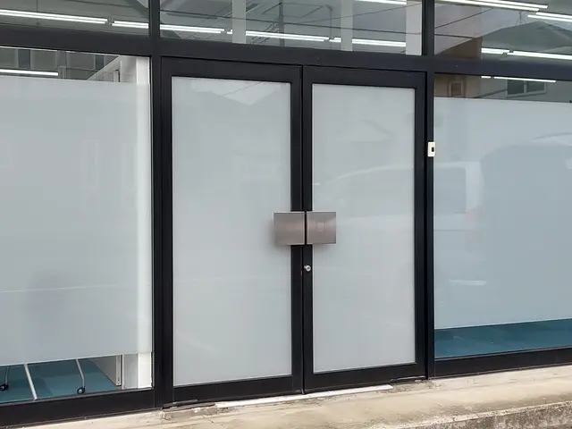 自信の完全自社施工◎フィルム選定ご依頼の場合でもフィルム見本何種類でも無料です！サービスの画像