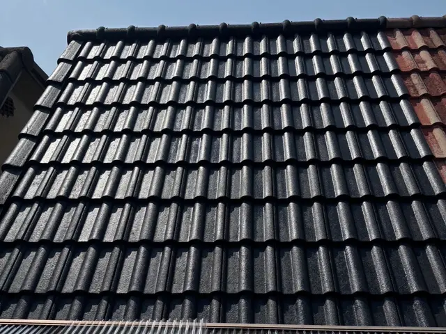 屋根塗装（セメント瓦対応） － 防水・美観を長持ちさせますサービスの画像