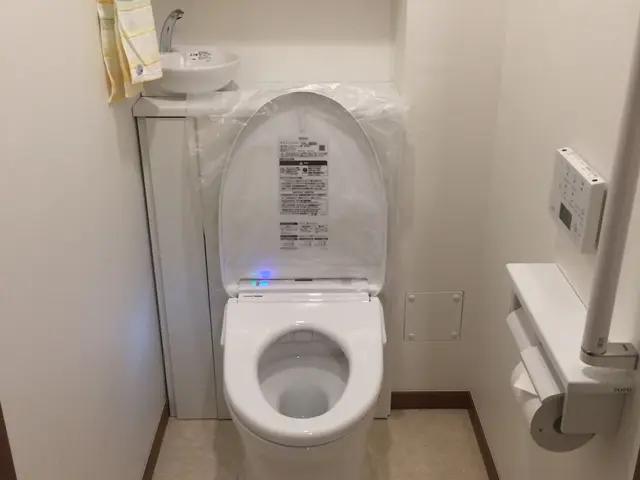 トイレ処分無料！壁紙・床材の種類が選べ、有資格者が施行するので安心です。サービスの画像