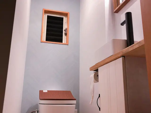 トイレ処分無料！壁紙・床材の種類が選べ、有資格者が施行するので安心です。サービスの画像