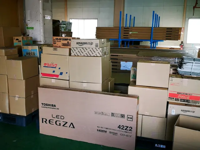 即日引越も引き受けます。廃品移動 · 一時倉庫預り · 大型トラックあります。サービスの画像