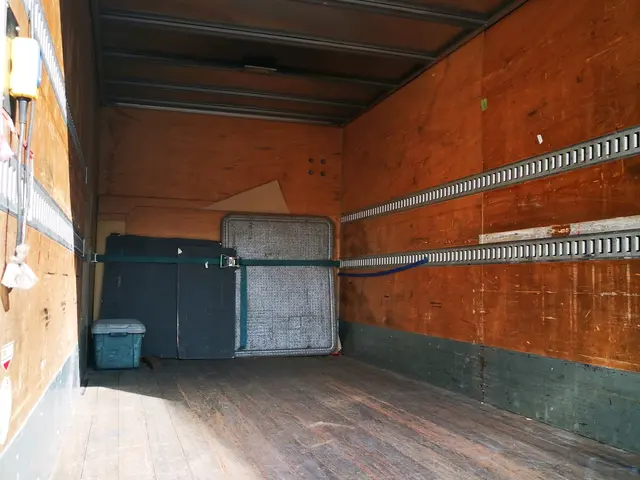 即日引越も引き受けます。廃品移動 · 一時倉庫預り · 大型トラックあります。サービスの画像