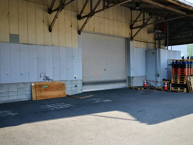 即日引越も引き受けます。廃品移動 · 一時倉庫預り · 大型トラックあります。サービスの画像