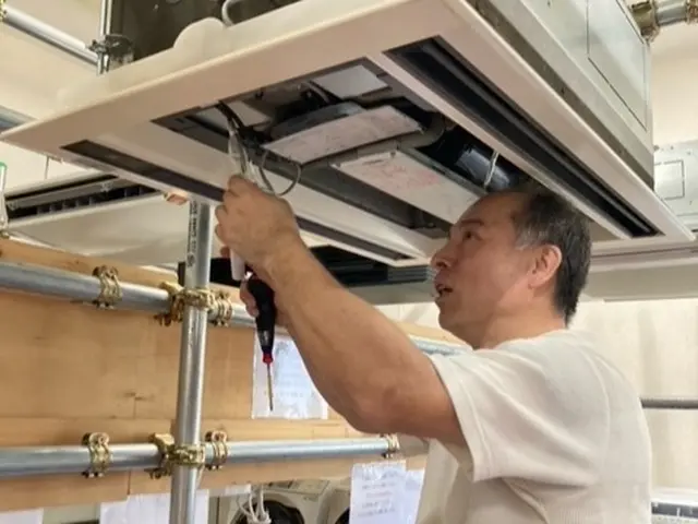 天井埋込カセット形４方向吹出しエアコン等の洗浄◎営業時間外も対応可サービスの画像