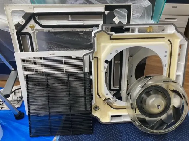 天井埋込カセット形４方向吹出しエアコン等の洗浄◎営業時間外も対応可サービスの画像