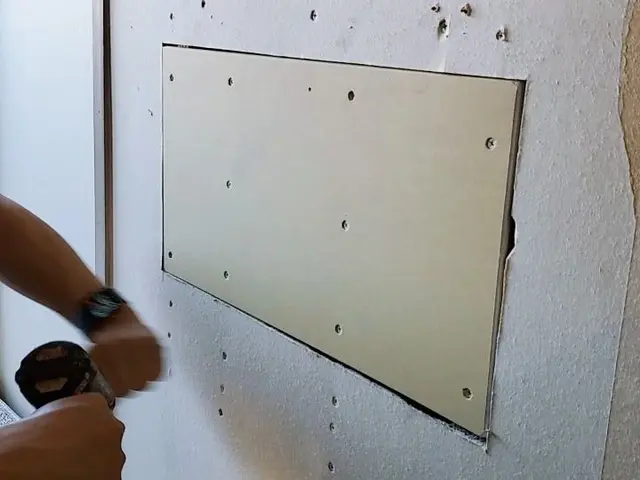 滋賀県長浜〜職人歴20年以上　壁穴補修　クロス貼り　女性スタッフの同行可能です！サービスの画像