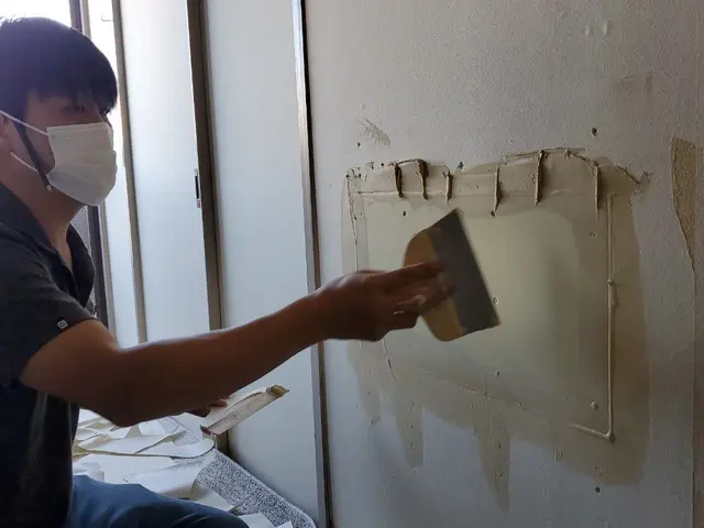 滋賀県長浜〜職人歴20年以上　壁穴補修　クロス貼り　女性スタッフの同行可能です！サービスの画像