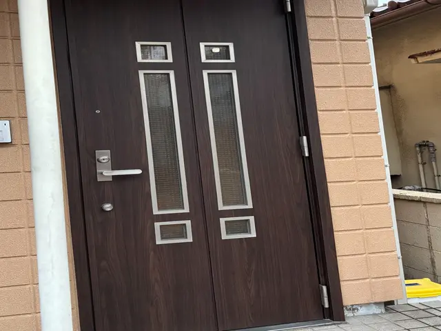 玄関扉シート施工サービスの画像