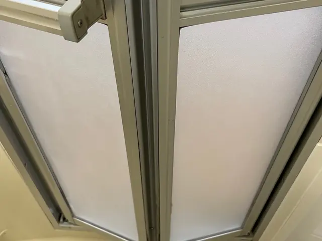 鏡のカルキ汚れ電動サンダーで落とします！エプロン内清掃サービス。ドアもキレイに！サービスの画像