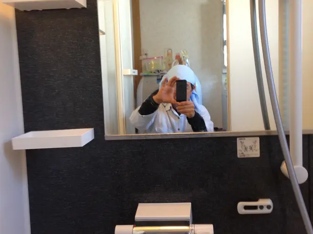 鏡のカルキ汚れ電動サンダーで落とします！エプロン内清掃サービス。ドアもキレイに！サービスの画像