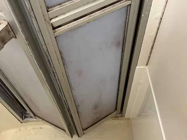 鏡のカルキ汚れ電動サンダーで落とします！エプロン内清掃サービス。ドアもキレイに！サービスの画像