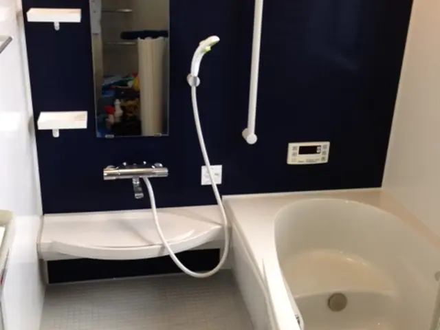 鏡のカルキ汚れ電動サンダーで落とします！エプロン内清掃サービス。ドアもキレイに！サービスの画像